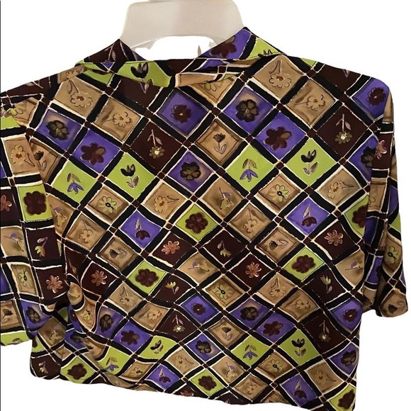 Women shirt size 14 a medium can fit! Best fits a smaller medium or a small - Picture 2 of 3